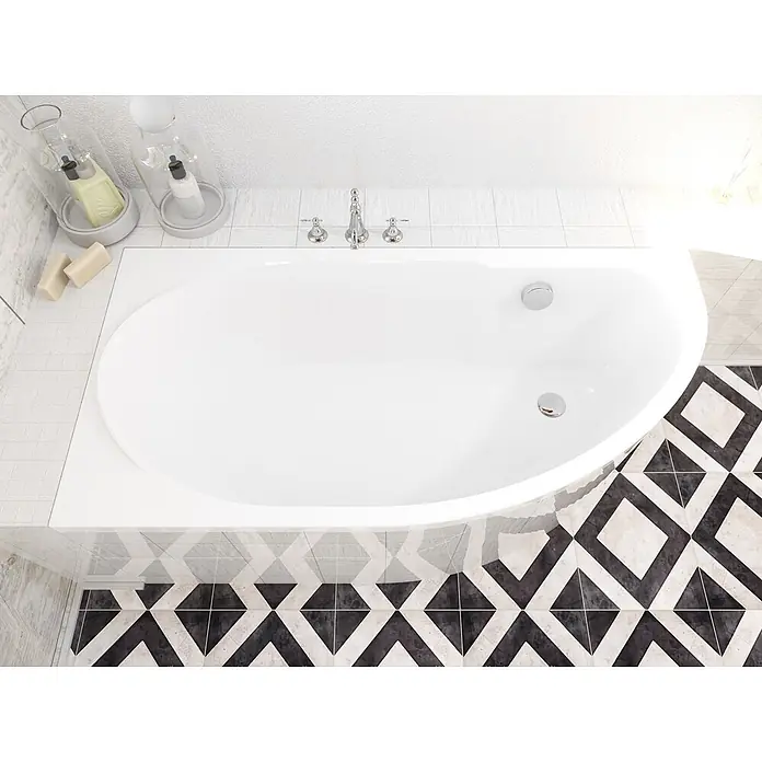 Bad Land Eckbadewanne - L x B: 140 x 70 cm, Sanitäracryl, Weiß - Weiße Badewanne mit Chromarmaturen, Seife und Flaschen in einem modernen Bad mit gemusterten Bodenfliesen.