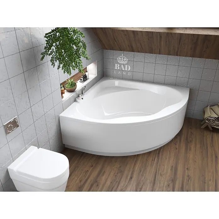 Bad Land Eckbadewanne STANDARD Acryl-Eckwanne 150 x 150 cm Weiß, inkl. Acrylschürze - Sanitäracryl, Weiß - Ein modernes Badezimmer mit einer weißen Eckbadewanne und passender Toilette, auf Holzboden und Fliesenwänden.