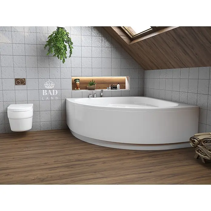 Bad Land Eckbadewanne STANDARD Acryl-Eckwanne 150 x 150 cm Weiß, inkl. Acrylschürze - Sanitäracryl, Weiß - Weiße, geschwungene Eckbadewanne in einem modernen Badezimmer mit Holzfußboden und Fliesenwänden.