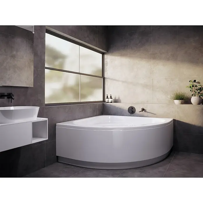 Bad Land Eckbadewanne STANDARD Acryl-Eckwanne 150 x 150 cm Weiß, inkl. Acrylschürze - Sanitäracryl, Weiß - Weiße Eckbadewanne in einem modernen Badezimmer mit dunkelgrauen Fliesen, unter einem großen Fenster positioniert.