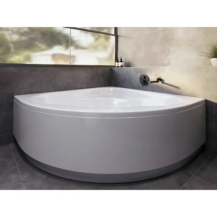 Bad Land Eckbadewanne STANDARD Acryl-Eckwanne 150 x 150 cm Weiß, inkl. Acrylschürze - Sanitäracryl, Weiß - Eine elegante weiße Eckbadewanne mit geschwungener Frontplatte ist in einem modernen Badezimmer installiert, ergänzt durch eine schwarze Wandarmatur.