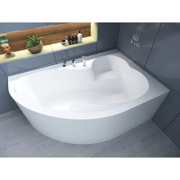 Bad Land Eckbadewanne MEGA Acryl-Eckwanne 160 x 105 cm rechts Weiß - Sanitäracryl, Weiß - Weiße Acryl-Eckbadewanne in einem modernen Badezimmer mit hellgrauen Wänden und Holzboden.