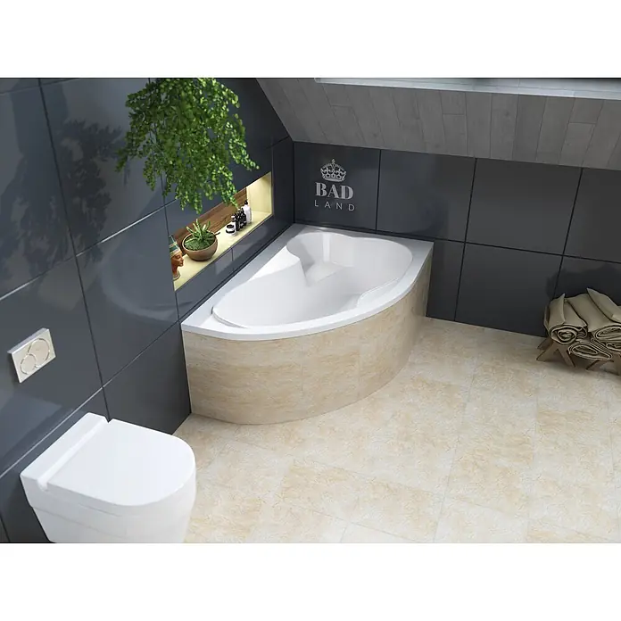 Bad Land Eckbadewanne MEGA Acryl-Eckwanne 160 x 105 cm rechts Weiß - Sanitäracryl, Weiß - Eine weiße Eckbadewanne mit beigefliester Basis in einem modernen Badezimmer.