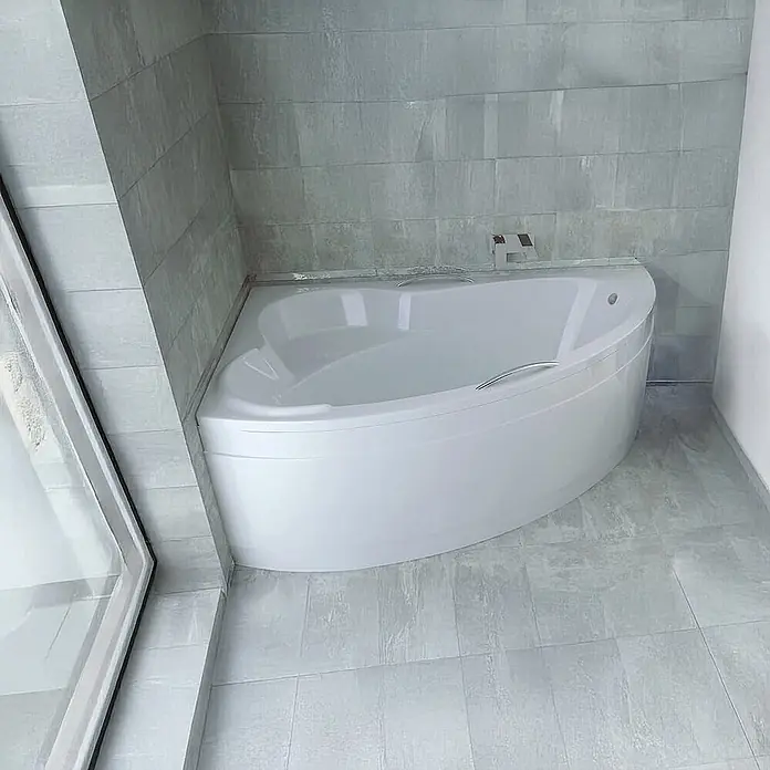 Bad Land Eckbadewanne - L x B: 140 x 90 cm, Sanitäracryl, Weiß - Weiße Eckbadewanne mit Chromgriffen.