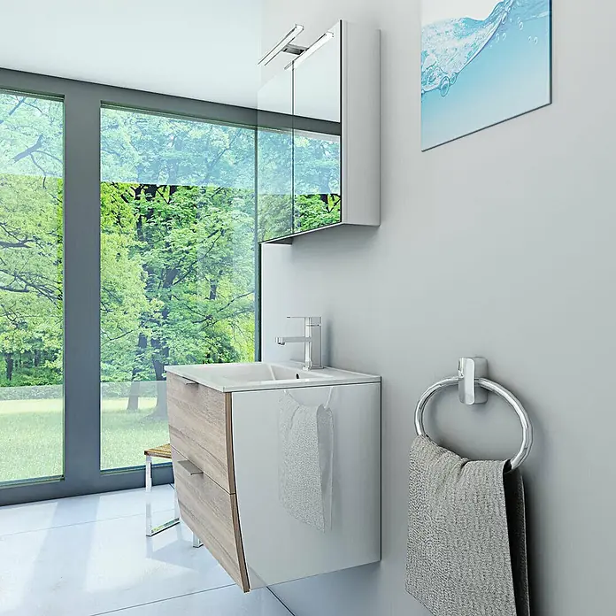 AcquaVapore Badmöbel-Set Fertigdusche Gently-2-B060-V1-F0109-LED-EBox -  - Weißer und heller Holz-Badunterschrank mit Waschbecken, Chromarmatur, Spiegelschrank und Chrom-Handtuchring mit grauem Handtuch.