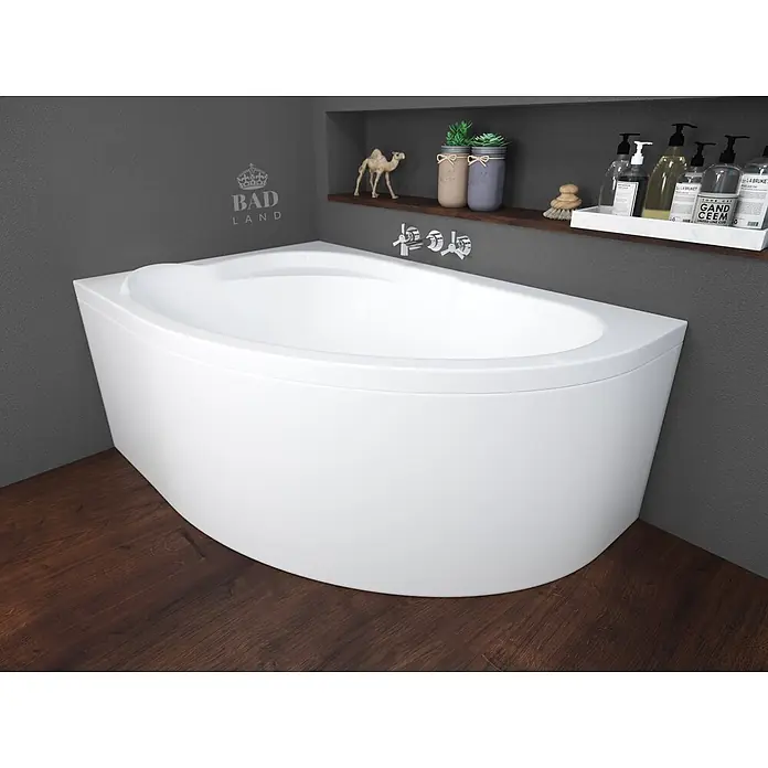 Bad Land Eckbadewanne STANDARD Acryl-Eckwanne 130 x 85 cm links Weiß - Sanitäracryl, Weiß - Weiße moderne Eckbadewanne vor dunklen Wänden und Holzboden.