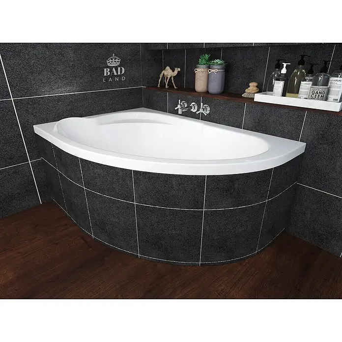 Bad Land Eckbadewanne STANDARD Acryl-Eckwanne 130 x 85 cm links Weiß - Sanitäracryl, Weiß - Weiße Eckbadewanne in einem modernen Bad mit dunkelgrauen Fliesen, dunklem Holzfußboden und einem 'BAD LAND'-Logo an der Wand.