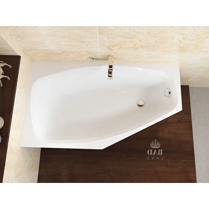 Bad Land Eckbadewanne - L x B: 140 x 80 cm, Sanitäracryl, Weiß - Weiße, eckige Badewanne mit Chromarmatur und Abfluss, integriert in eine dunkle Holzverkleidung vor einer hellen Marmorfliesenwand.