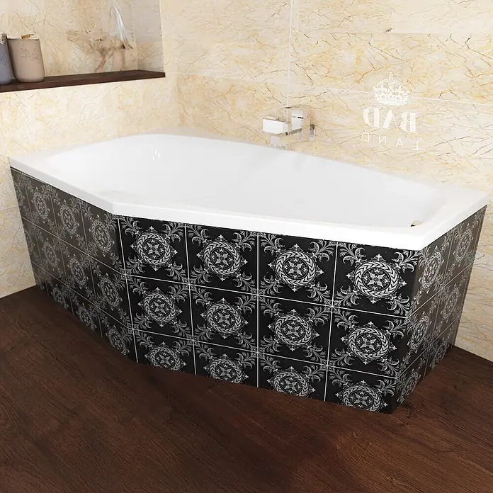 Bad Land Eckbadewanne - L x B: 140 x 80 cm, Sanitäracryl, Weiß - Weiße Badewanne mit schwarz-weiß gemusterter Verkleidung, in einem Badezimmer mit Marmorwänden und Holzfußboden.