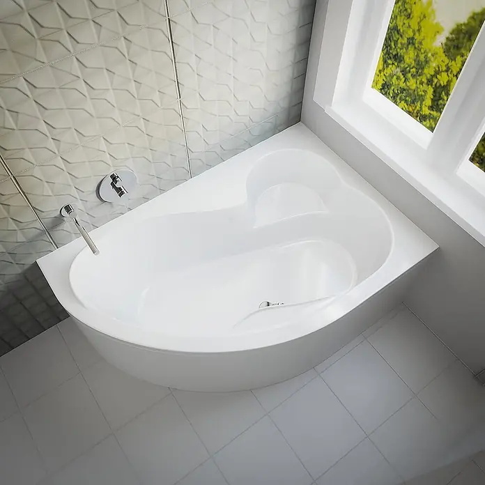Bad Land Eckbadewanne MEGA Acryl-Eckwanne 160 x 105 cm rechts Weiß, inkl. Acrylschürze - Sanitäracryl, Weiß - Weiße, asymmetrische Eckbadewanne mit integriertem Sitz, in einem gefliesten Bad neben einem Fenster installiert.