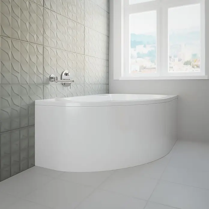 Bad Land Eckbadewanne MEGA Acryl-Eckwanne 160 x 105 cm rechts Weiß, inkl. Acrylschürze - Sanitäracryl, Weiß - Weiße, geschwungene Badewanne mit Chromarmatur in einem modernen gefliesten Badezimmer mit Fenster.