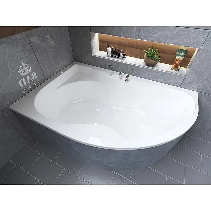 Bad Land Eckbadewanne DORA Acryl-Eckwanne 170 x 110 cm links Weiß - Sanitäracryl, Weiß - Weiße Eckbadewanne mit integrierter Armatur und Brause, vor grauen Fliesen mit dekorativer Nische.