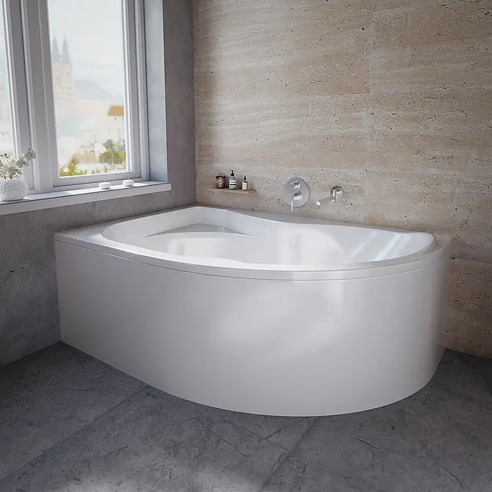 Bad Land Eckbadewanne DORA Acryl-Eckwanne 170 x 110 cm links Weiß - Sanitäracryl, Weiß - Weiße Eckbadewanne in einem modernen Badezimmer, unter einem Fenster platziert.