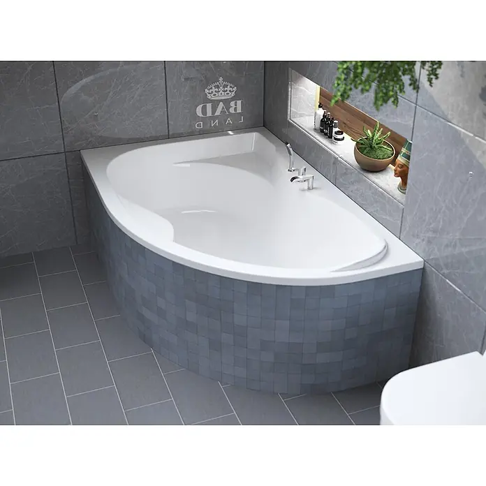 Bad Land Eckbadewanne DORA Acryl-Eckwanne 170 x 110 cm links Weiß - Sanitäracryl, Weiß - Weiße Eckbadewanne mit blau-grauer Mosaikfliesenfront in einem modernen Badezimmer.