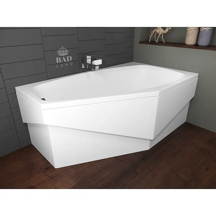 Bad Land Eckbadewanne MARIKA Acryl-Eckwanne 140 x 80 cm rechts Weiß - L x B: 140 x 80 cm, Sanitäracryl, Weiß - Moderne weiße Badewanne mit abgewinkelter Form, in einem Bad mit dunklen Fliesenwänden und Holzfußboden.