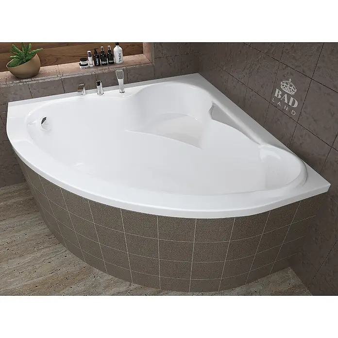 Bad Land Eckbadewanne STANDARD Acryl-Eckwanne 120 x 120 cm Weiß - Sanitäracryl, Weiß - Weiße Acryl-Eckbadewanne mit Chromarmaturen und Handbrause, in einem gefliesten Bad installiert.