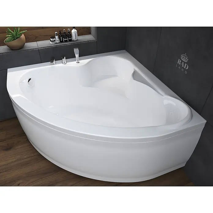 Bad Land Eckbadewanne STANDARD Acryl-Eckwanne 120 x 120 cm Weiß - Sanitäracryl, Weiß - Weiß-glänzende Eckbadewanne mit Armaturen und Handbrause, in einem modernen Badezimmer mit dunklen Fliesen und Holzboden.