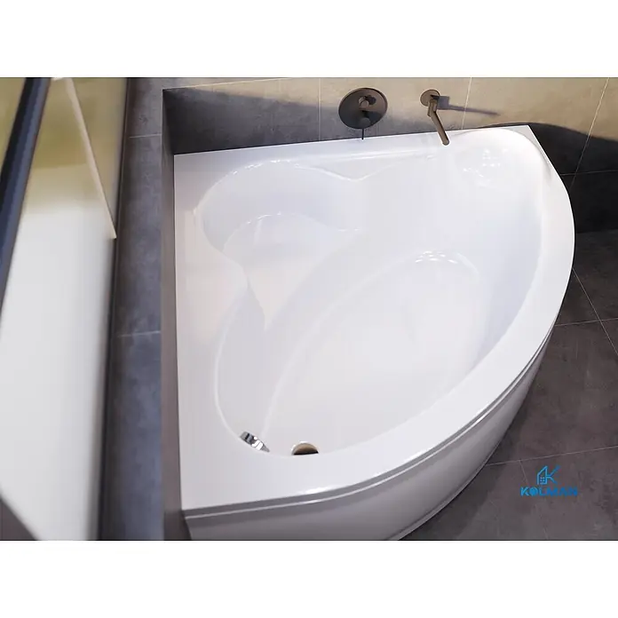 Bad Land Eckbadewanne STANDARD Acryl-Eckwanne 120 x 120 cm Weiß - Sanitäracryl, Weiß - Weiße, D-förmige Eckbadewanne mit dunklen Wandarmaturen in einem modernen Badezimmer mit dunklen Fliesen.