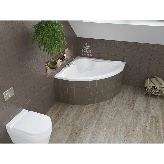Bad Land Eckbadewanne STANDARD Acryl-Eckwanne 120 x 120 cm Weiß - Sanitäracryl, Weiß - Weiße Eckbadewanne aus Acryl mit gefliester Basis in einem modernen Badezimmer mit braunen Wand- und hellen Bodenfliesen.