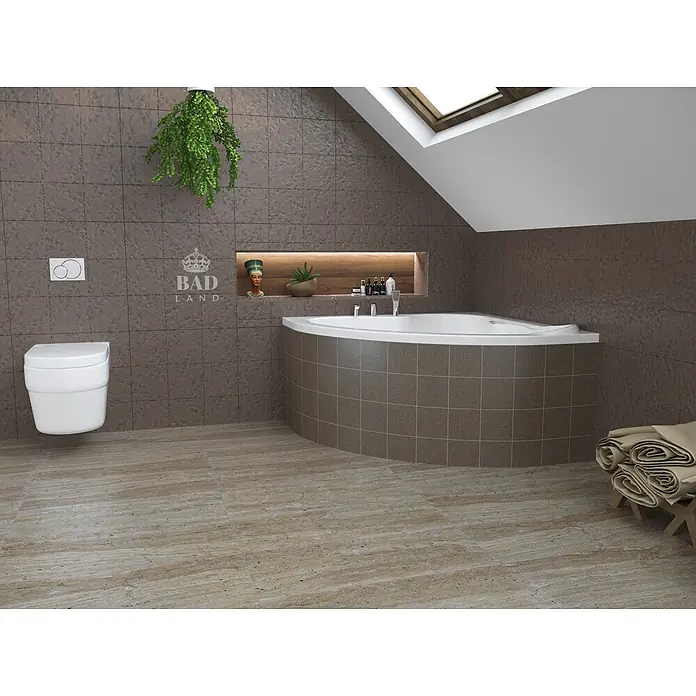 Bad Land Eckbadewanne STANDARD Acryl-Eckwanne 120 x 120 cm Weiß - Sanitäracryl, Weiß - Modernes Dachgeschossbad mit braunen Fliesenwänden, einer weißen Eckbadewanne und einem wandhängenden WC.