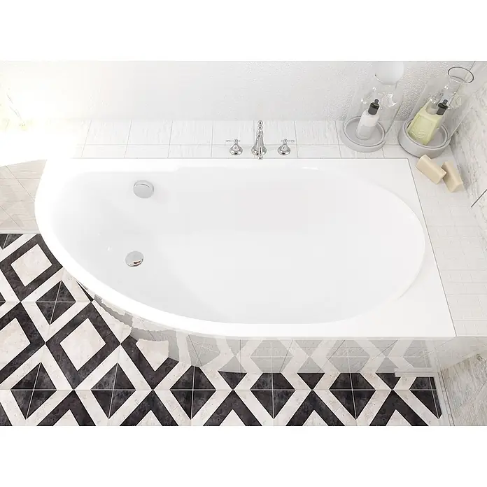 Bad Land Eckbadewanne MIKI Acryl-Eckwanne 140 x 70 cm rechts Weiß, inkl. Styroporverkleidung - Sanitäracryl, Weiß - Weiß-ovale Badewanne mit Chromarmaturen in modernem Badezimmer mit geometrischen Bodenfliesen und Pflegeprodukten.