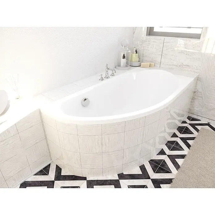 Bad Land Eckbadewanne MIKI Acryl-Eckwanne 140 x 70 cm rechts Weiß, inkl. Styroporverkleidung - Sanitäracryl, Weiß - Eine elegante weiße Badewanne mit Chromarmaturen, umgeben von hellen Fliesen und einem schwarz-weiß gemusterten Boden in einem modernen Badezimmer.