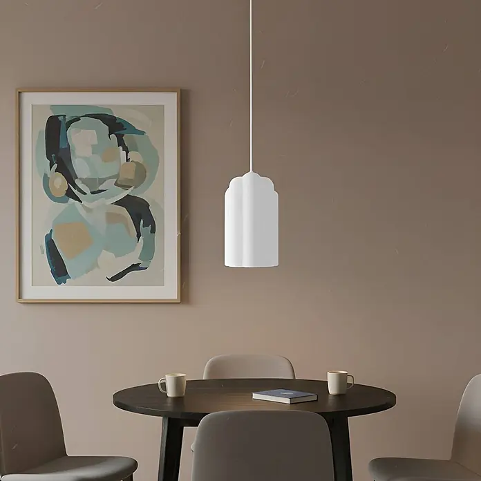 Lucande Pendelleuchte Lunja - L x B x H: 17,7 x 17,7 x 30 cm, weiß / opal, weiß, E27 - Weiße Pendelleuchte mit Wellenform hängt über einem runden Esstisch.