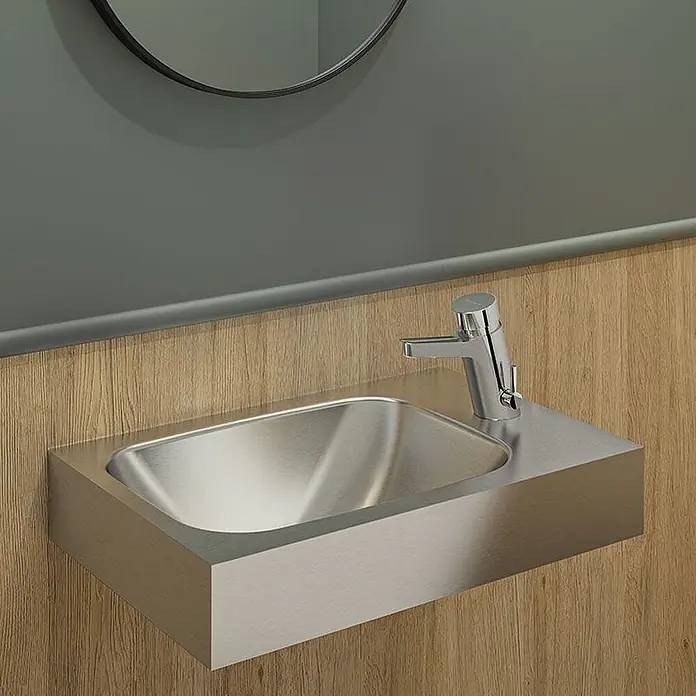 Delabie Waschbecken Delabie WT LAVANDO Hahnloch D35 links ohne Überlauf Edst. 1.4301 sat. - Hahnloch: Links, Ohne Überlauf, Edelstahl - Wandmontiertes Edelstahlwaschbecken mit Chromarmatur, auf einer Holzplatte.