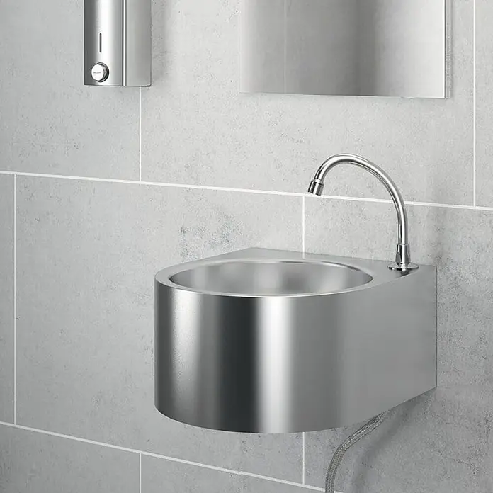 Delabie Waschtisch Delabie - Hahnloch: Rechts, Ohne Überlauf, Edelstahl - Wandmontiertes Edelstahlwaschbecken mit integriertem Wasserhahn für moderne Waschräume.