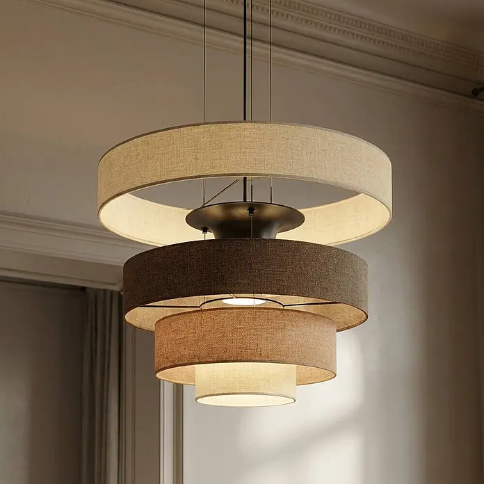 Lucande Pendelleuchte Peldano - braun / rost, beige, braun - Moderner mehrstufiger Kronleuchter mit Leinenbezügen in Beige- und Brauntönen, beleuchtet.