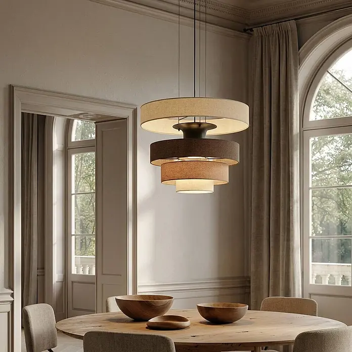 Lucande Pendelleuchte Peldano - braun / rost, beige, braun - Gestufte Pendelleuchte mit Stoffschirmen in Naturtönen (Beige, Braun) über einem Holztisch hängend.