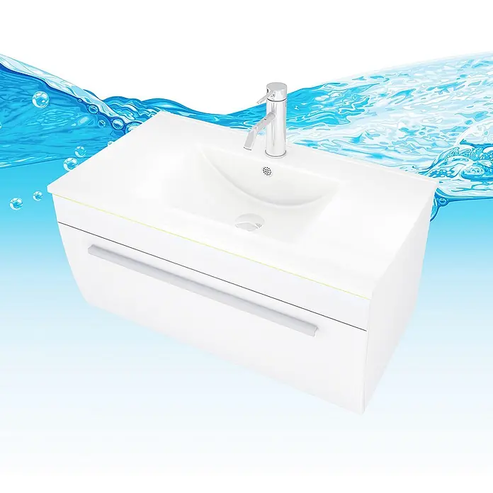 AcquaVapore Badmöbel-Set Fertigdusche Gently-3-B080-V3-F01 -  - Weißer wandmontierter Waschtisch mit Keramikbecken, Chromarmatur und Silbergriff, vor blauem Wasserhintergrund.