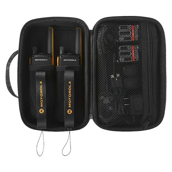 Motorola Solutions Walkie Talkie Talkabout T82 - Reichweite ca.: 10 km, Anzahl Kanäle: 16 Stk. - Ein geöffneter Koffer mit zwei Motorola Funkgeräten und Zubehör, inklusive Batterien und Kabeln, alles sicher verstaut.