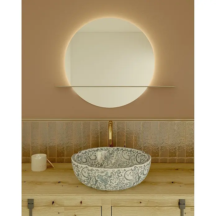 Cordia Lichtspiegel - 80 x 80 cm, Beige - Dekoratives blau-weißes Keramikwaschbecken auf einem Holzwaschtisch mit goldener Armatur und rundem beleuchteten Spiegel.