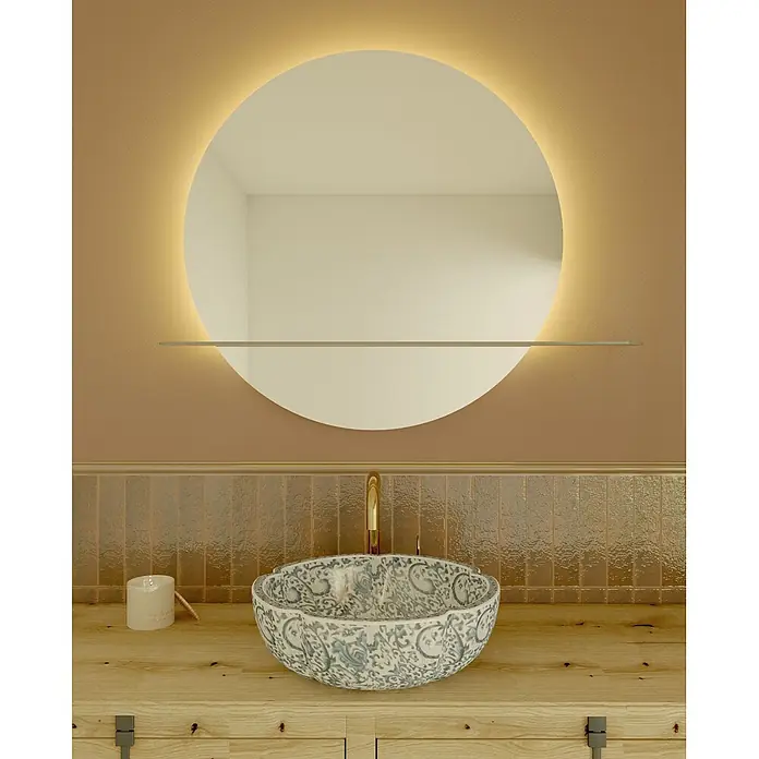 Cordia Lichtspiegel - 80 x 80 cm, Beige - Badezimmermöbel mit gemusterter Aufsatzschale, goldener Armatur, Holzunterschrank und rundem LED-Spiegel.