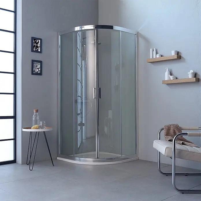 Kiamami Valentina Runddusche - 80 x 80 x 195 cm, Transparent - Moderne Viertelkreis-Duschkabine mit Klarglastüren und Chromrahmen in einem zeitgenössischen Bad.