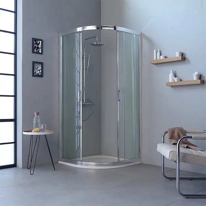 Kiamami Valentina Runddusche - 80 x 80 x 195 cm, Transparent - Gebogene Eckduschkabine mit Klarglas und Chromrahmen in einem modernen Badezimmer.