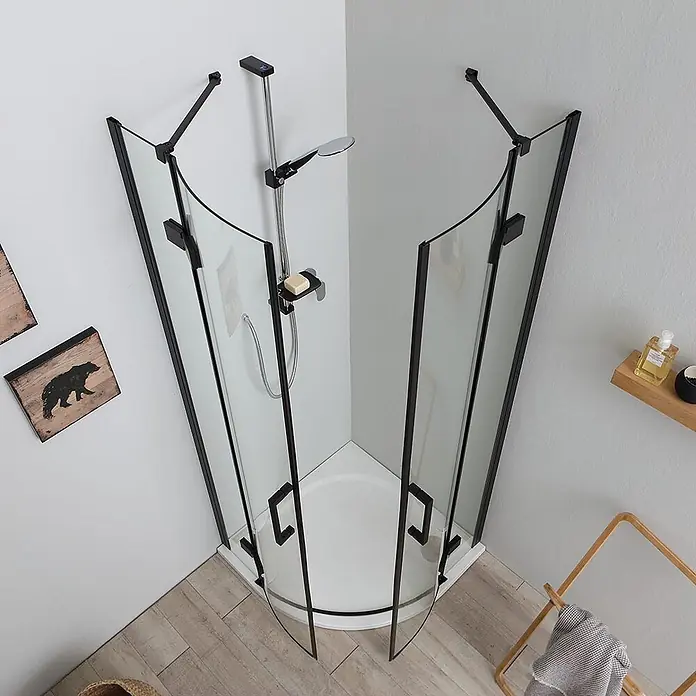 Kiamami Valentina Runddusche - 80 x 80 x 190 cm, Trasparent, Schwarz - Schwarz gerahmte Viertelkreis-Duschkabine mit Klarglastüren und weißer Duschwanne, in einer modernen Badezimmerecke installiert.
