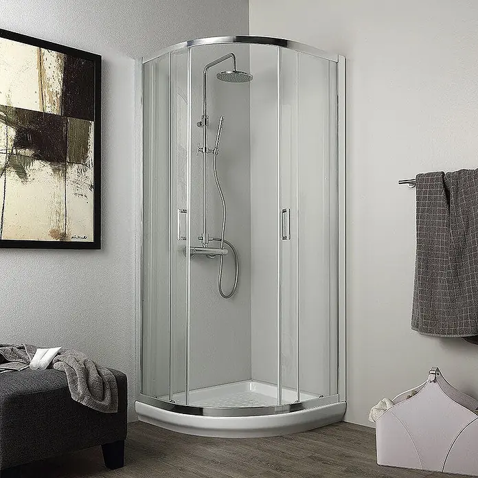 Kiamami Valentina Runddusche - 80 x 80 x 185 cm, Transparent - Viertelkreis-Duschkabine mit Klarglastüren, Chromrahmen, Duschsystem und weißer Duschwanne, in einer Badezimmerecke installiert.