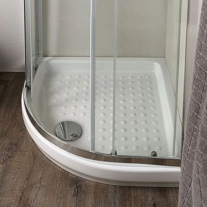 Kiamami Valentina Runddusche - 80 x 80 x 185 cm, Transparent - Weiße Viertelkreis-Duschwanne mit rutschfester Noppenoberfläche und Metallablauf, umrahmt von Klarglas.