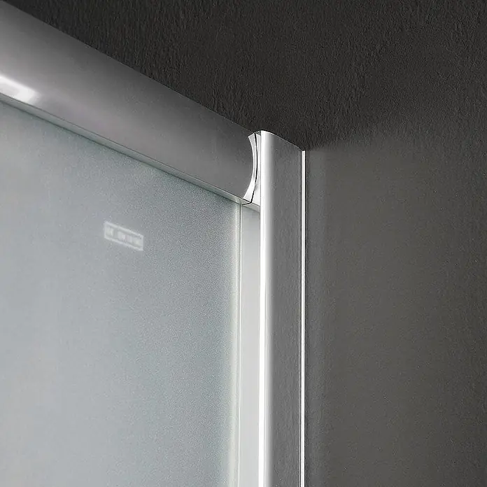 Kiamami Valentina Runddusche - 90 x 90 x 185 cm, Satiniert - Duschwand aus mattiertem Glas mit silbernem Rahmen vor dunkler Wand.