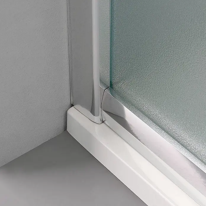 Kiamami Valentina Runddusche - 90 x 90 x 185 cm, Matt - Unteres Detail einer Duschkabine mit mattiertem Glas, silbernem Rahmen und weißer Bodendichtung.