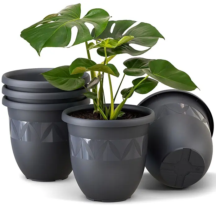 Plastard Pflanztopf Capri 5er Set - Außenmaß (Ø x H): 18 x 15 cm, Kunststoff, Anthrazit - Dunkelgraue Kunststoff-Pflanztöpfe mit geometrischem Muster. Einige sind gestapelt, einer enthält eine Monstera-Pflanze.