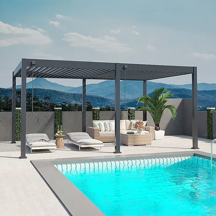 Weide Pergola Deluxe freistehend 3,6 x 5,3 m Anthrazit Aluminium - B x T: 530 x 360 cm, Farbe Gestell: Sandpapier FinishAnthrazit / RAL Farbcode 7024, Aluminium - Dunkelgraue Lamellen-Pergola über Outdoor-Loungebereich am Pool.