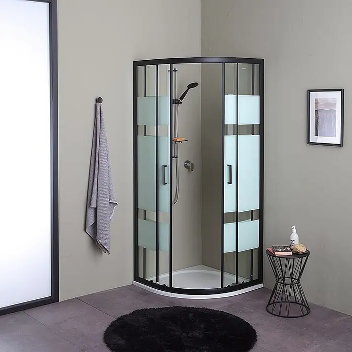 Kiamami Valentina Runddusche - 80 x 80 x 190 cm, Siebdruck, Schwarz - Eckduschkabine mit schwarzem Rahmen, Milchglasplatten und weißer Duschwanne in einem modernen Badezimmer.