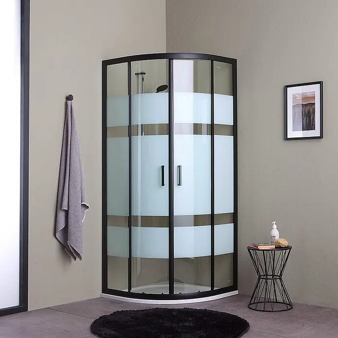 Kiamami Valentina Runddusche - 80 x 80 x 190 cm, Siebdruck, Schwarz - Schwarz gerahmte Eckduschkabine mit mattierten Glasscheiben in einem Badezimmer.