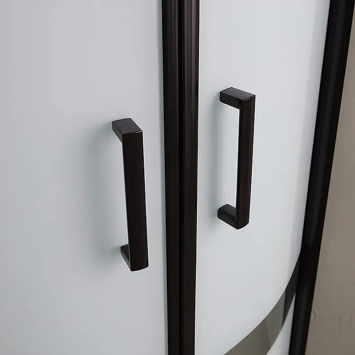 Kiamami Valentina Runddusche - 80 x 80 x 190 cm, Siebdruck, Schwarz - Zwei dunkle Bronzegriffe an Milchglastüren für die Dusche.