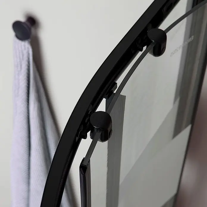 Kiamami Valentina Runddusche - 80 x 80 x 190 cm, Siebdruck, Schwarz - Schwarzer, gebogener Rahmen mit schwarzen Clips für Glaspaneele oder Einsätze.