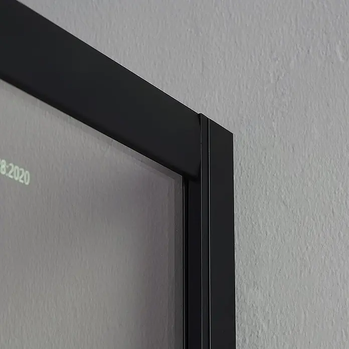 Kiamami Valentina Runddusche - 80 x 80 x 190 cm, Siebdruck, Schwarz - Ecke eines eleganten schwarz gerahmten Spiegels mit Digitalanzeige '8.2020'.