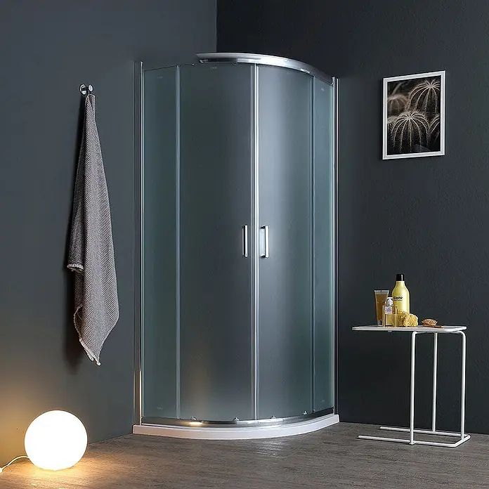 Kiamami Valentina Runddusche - 80 x 80 x 185 cm, Satiniert - Viertelkreis-Duschkabine mit Milchglas, Chromakzenten und weißer Duschwanne in einem modernen Badezimmer.